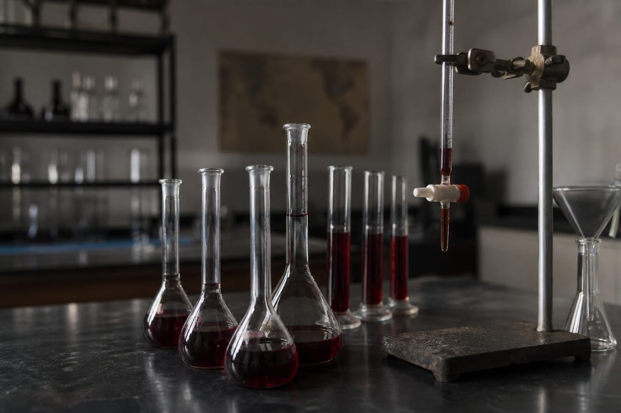 Paillasse de laboratoire d’analyse des vins : fioles jaugées, éprouvettes graduées, burette montée sur potence